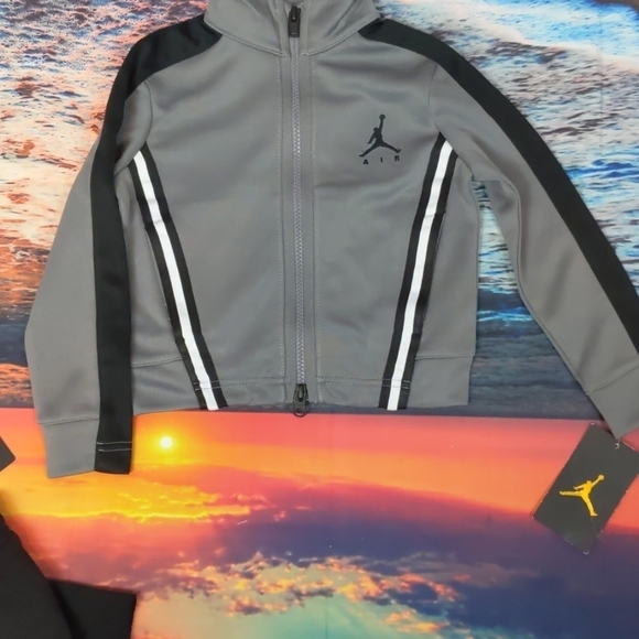Jordan zipped track jacket and shorts size 2t - Picture 5 of 6